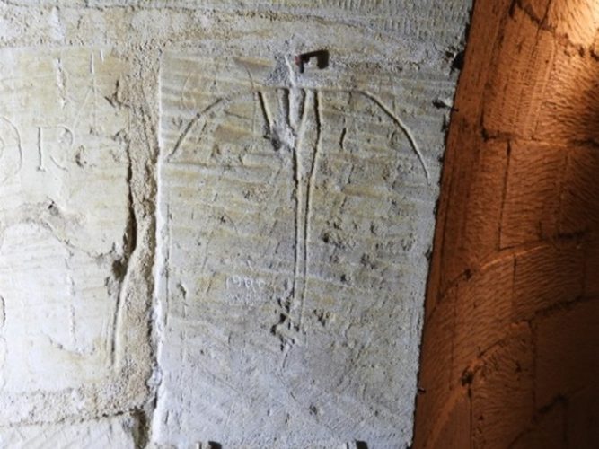 Fig. 3 : exemple d’une gravure représentant une arbalète au château de la Guerche en Indre-et-Loire (cliché : Aymeric Gaubert, 2023).