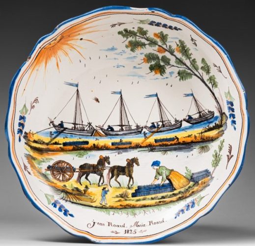 Fig. 3 : chargement d’ardoises à bord d’un train de chalands de Loire, Saladier Jean-Marie et Marie Roard, faïence de 1825 (musée de la Batellerie de Conflans-Sainte-Honorine).